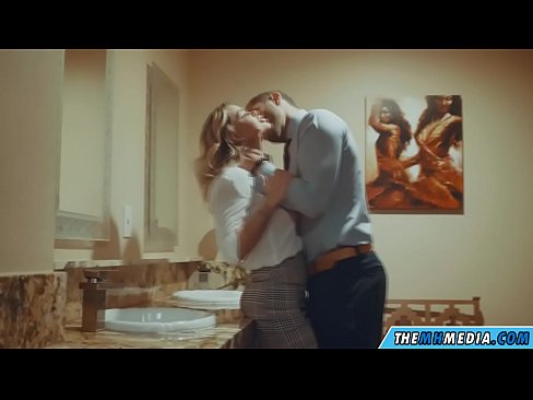 ❤️ Ke hoʻowalewale ʻia ʻoe e kahi blonde busty i kahi lumi hoʻomaha ākea Sex video ma porn haw.klassikaprint.ru
